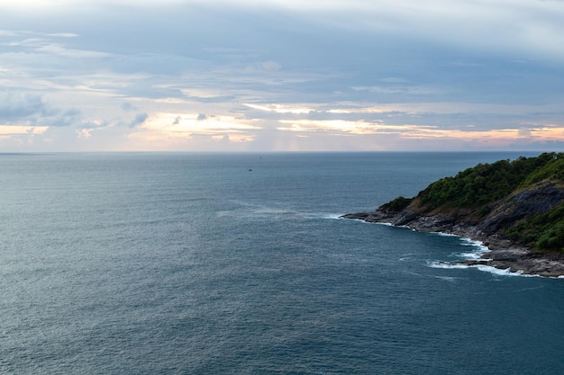 Schöne tropische insel mit strand und kokospalmen-freiheitsstrand phuket