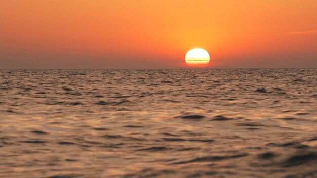 Schöne tropische Landschaft zur Sonnenuntergangszeit