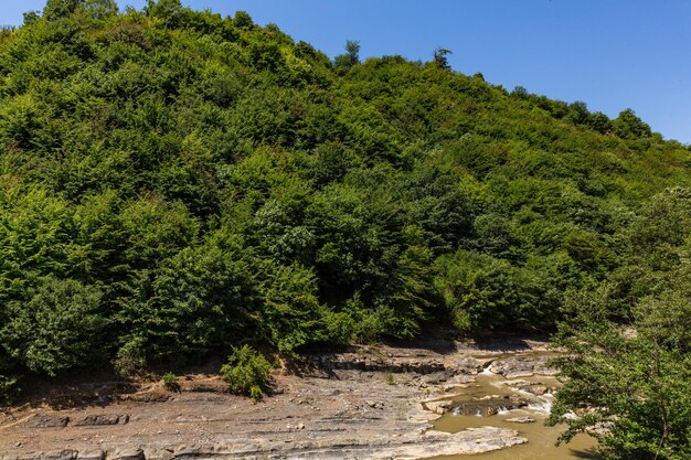 Schöne tropische Natur, Waldberge und Fluss