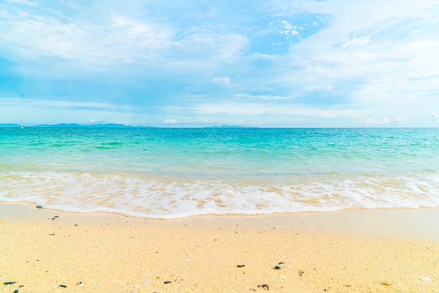 Schöne tropische Strand- und Seelandschaft