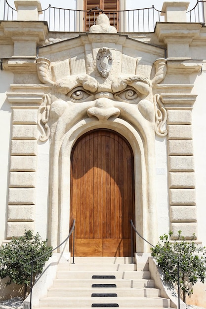 Schöne Tür mit originaler Verzierung in Rom Italien