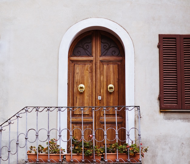 Schöne Tür und Fenster in Italien