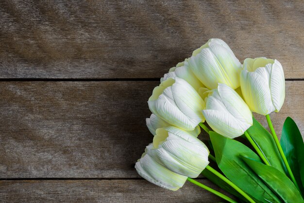 Schöne Tulpen auf hölzernem Hintergrund