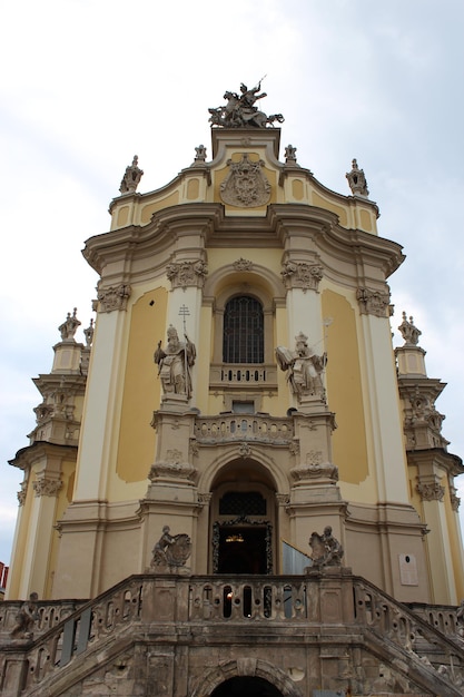 Schöne und alte Kirche in der Stadt Lemberg in der Ukraine
