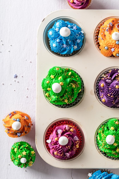 Schöne und einzigartige mehrfarbige Cupcakes für den fetten Donnerstag