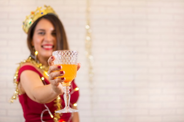 Schöne und elegante Frau, welche die Schale anhebt, die sie in ihrer Hand hält