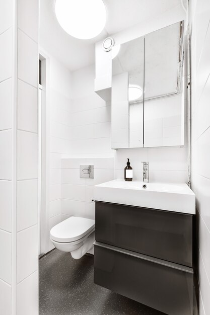 Schöne und elegante Innenarchitektur eines Badezimmers