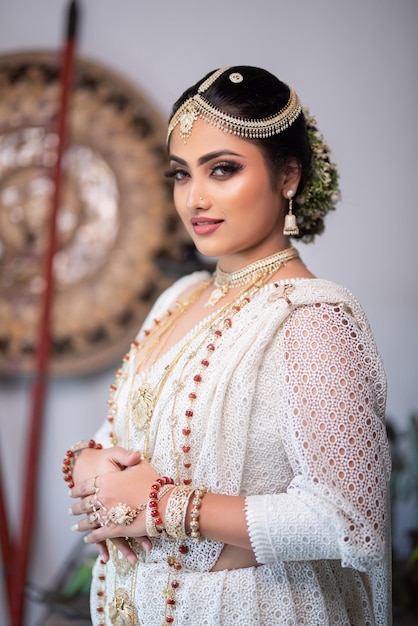 Schöne und elegante traditionelle Kandyan-Braut aus Sri Lanka