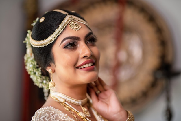 Schöne und elegante traditionelle Kandyan-Braut aus Sri Lanka