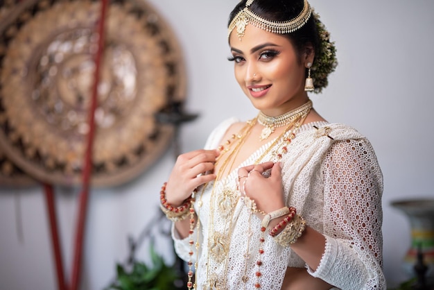 Schöne und elegante traditionelle Kandyaner-Braut aus Sri Lanka