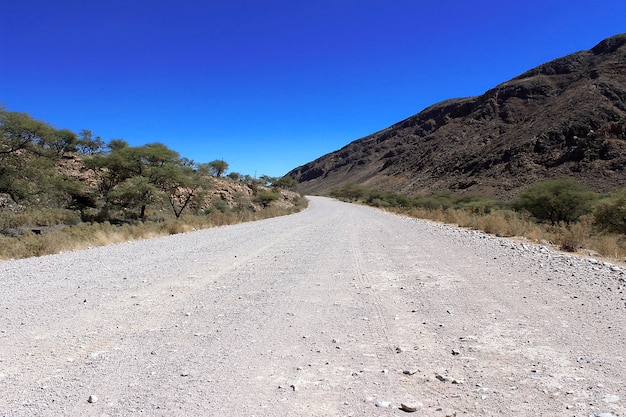 Schöne und farbenfrohe Berge und Schotterstraße von Namibia