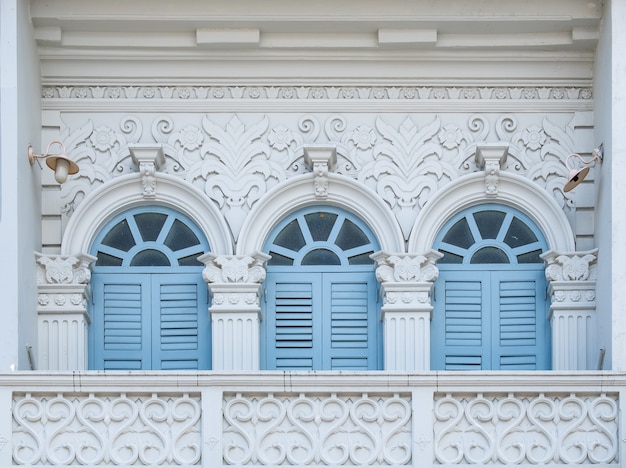 Schöne und farbenfrohe Fensterstile.