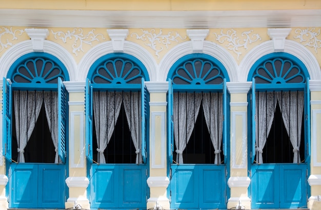 Foto schöne und farbenfrohe fensterstile.