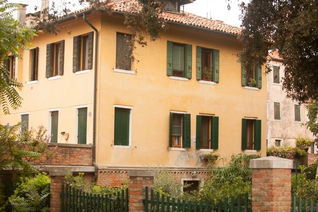 Schöne und farbenfrohe Straße in Venedig, einer der schönsten und ältesten Städte Italiens