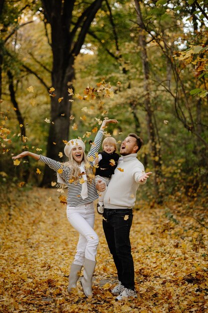 schöne und glückliche Familie im Herbstpark