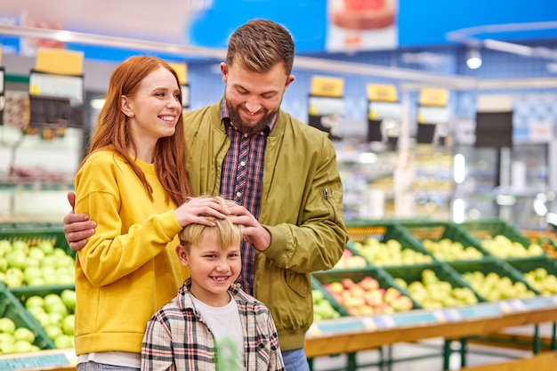 Schöne und junge Familie beim gemeinsamen Einkaufen