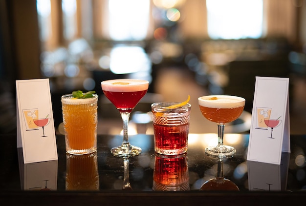 Foto schöne und köstliche alkoholische cocktails, die vom barkeeper an der bar zubereitet werden