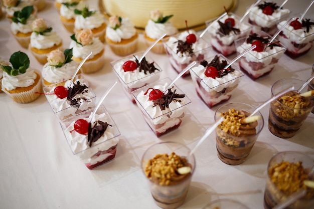 Schöne und leckere Kuchen an einem festlichen Tag