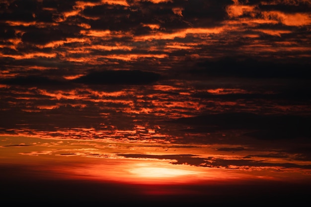 Schöne und malerische Aussicht auf Sonnenaufgang und Sonnenuntergang mit orangefarbenen und roten Wolken während der Abend- und Morgendämmerung ohne Menschen