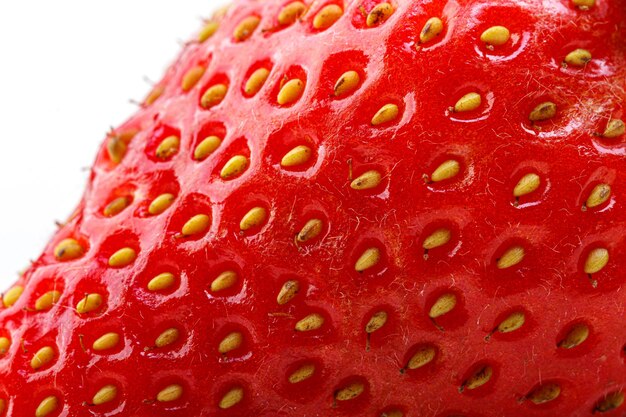 Schöne und reife rote Erdbeeren auf weißem Hintergrund