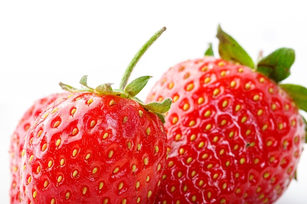 Schöne und reife rote Erdbeeren auf weißem Hintergrund