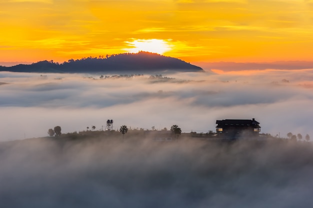 Schöne Unterkunft mitten im Nebel bei Khao Kho, Provinz Phetchabun, Thailand.