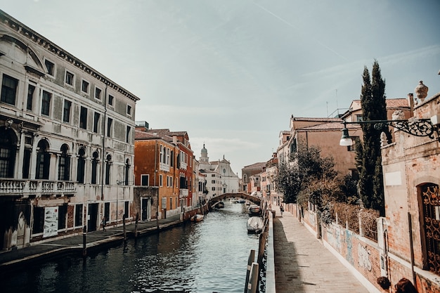 Schöne venetianische Straße am Sommertag, Italien