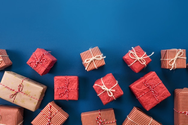 Schöne verpackte Weihnachtsgeschenke auf einem blauen Hintergrund