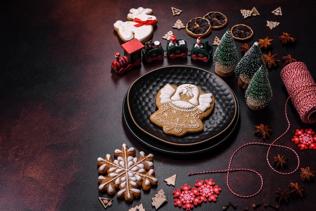 Schöne verschiedene Weihnachtsdekorationen und Lebkuchen auf einem braunen Betontisch