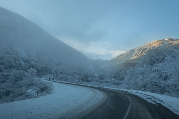 Schöne verschneite Bergstraße im Winter