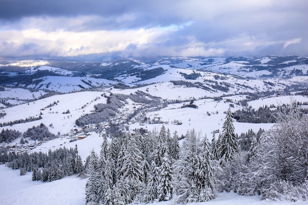 Schöne verschneite Landschaft in den Bergen am Wintertag