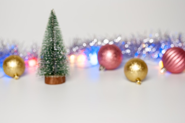 Foto schöne verschwommenen hintergrund für silvester-design weihnachtsbaum weihnachtsspielzeug girlanden