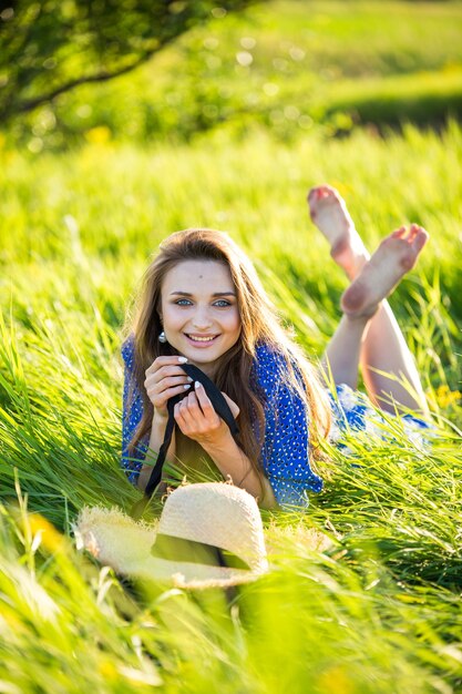 Schöne verträumte Frau im Gras