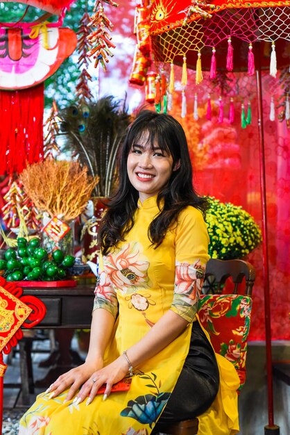 Schöne vietnamesische Frau in traditioneller vietnamesischer Kleidung in Tet Lunar New Year