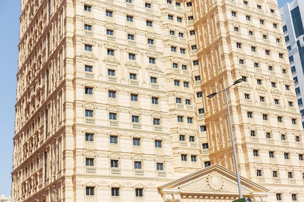 Schöne Vintage-Hotelfassade in der Stadt an einem sonnigen Tag Immobilien und Wohnungen