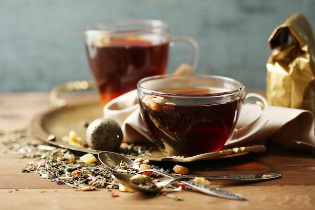 Foto schöne vintage-komposition mit kräutertee auf holztisch