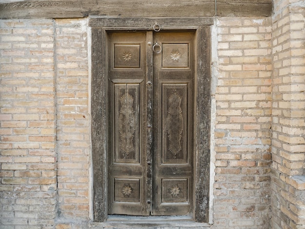 Schöne Vintage-Tür mit Metallgriff