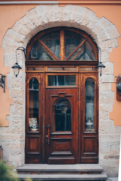 Schöne Vintage-Türen in der urbanen Architektur