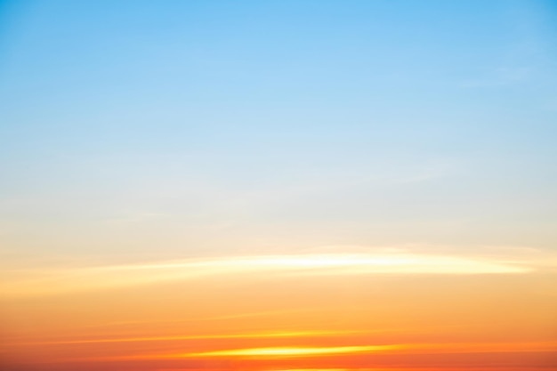 Schöne von Luxus weich gradienten orange-gold Wolken und Sonnenlicht auf dem blauen Himmel perfekt für den Hintergrund nehmen in everningTwilight