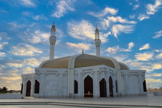 Schöne Vorderansicht des Eingangs der Hassan En Any Moschee bei Sonnenuntergang in Jeddah, Saudi-Arabien.