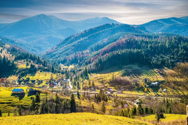 Schöne Wälder, die die Karpaten bedecken und ein kleines Dorf