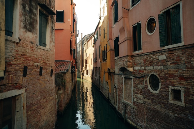 Schöne Wassereflexionen im kleinen Kanal Venedig Italien dec 2021