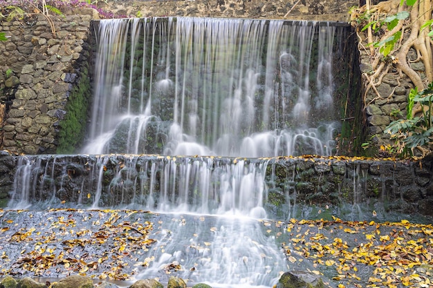 Schöne Wasserfälle im Chapultepec Ecological Park in Cuernavaca, Mexiko