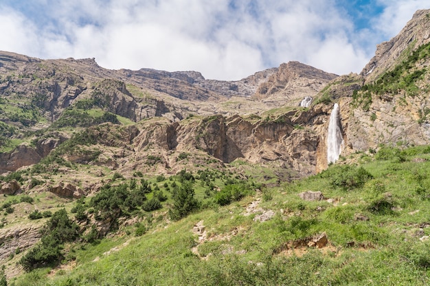 Schöne Wasserfallkaskade in der Berglandschaft bei Sonnenuntergang