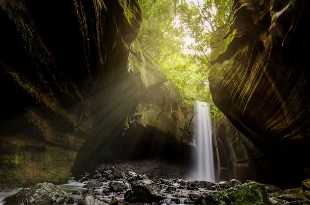 Schöne Wasserfalllandschaft