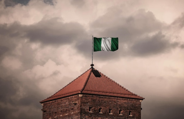 Schöne wehende Fahne auf dem Dach der alten Festung