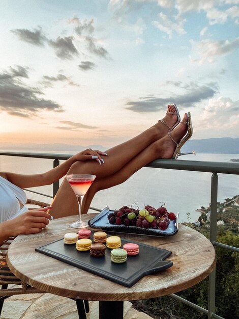 Schöne weibliche Beine in Absätzen mit Blick auf das Meer Ästhetische Ansicht