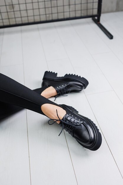 Schöne weibliche Beine in schwarzen Lederstiefeln auf weißem Hintergrund Kopierbereich