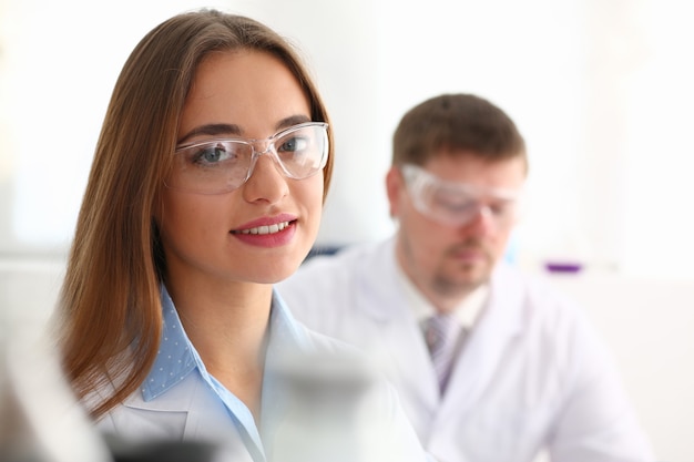 Schöne weibliche Chemiker-Doktor-Porträtbrille im Labor