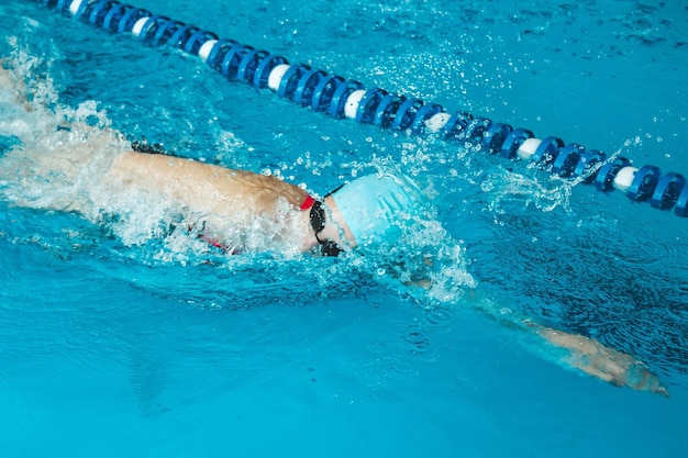 Schöne weibliche Schwimmerin mit Front-Bypass-Freestyle im Pool Vorbereitung von Profisportlern auf den Gewinn der Meisterschaft